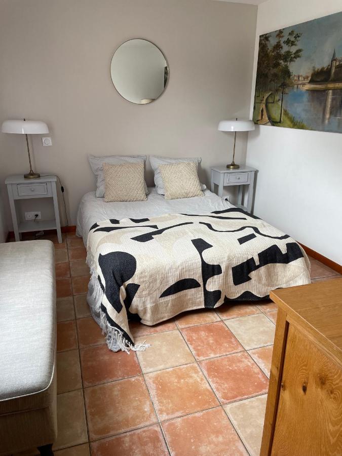 Maisonnette à : La Jaune * Étables